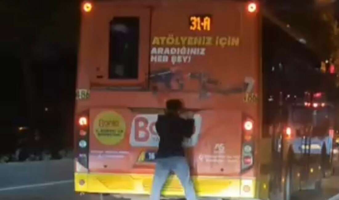 Bursa'da otobüsün arkasına tutunarak