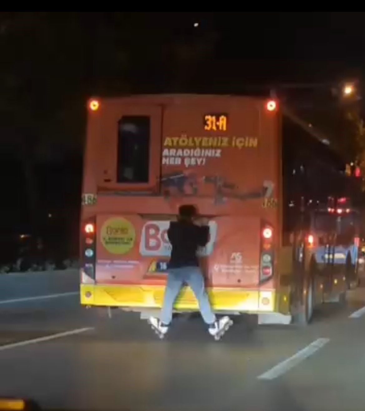 Bursa’da otobüsün arkasında tehlikeli yolculuk