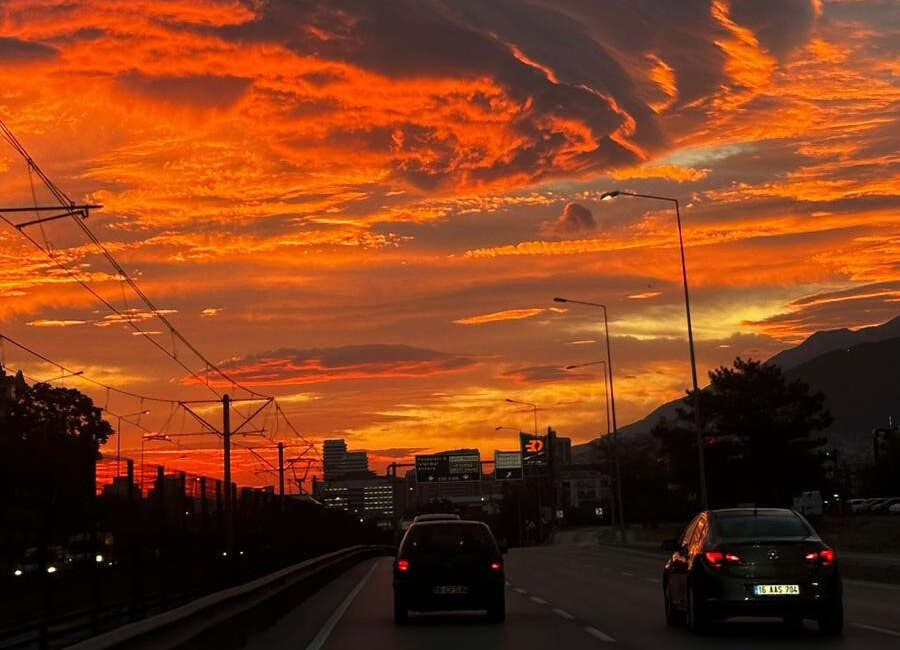 Bursa'da sabah saatlerinde gökyüzünde