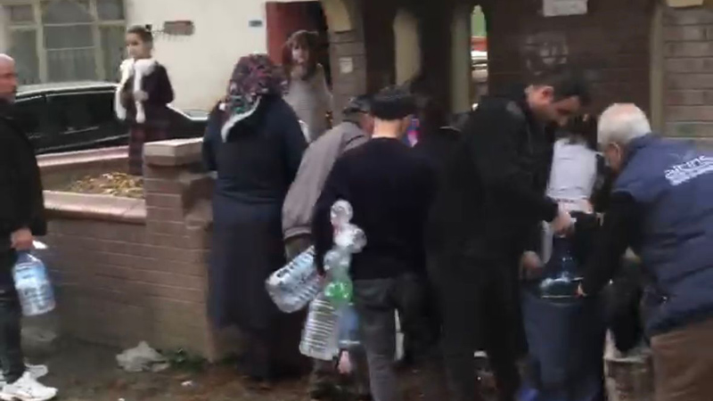 Bursa’da su kuyruğu! Mahalle çeşmesinde uzun sıralar oluştu