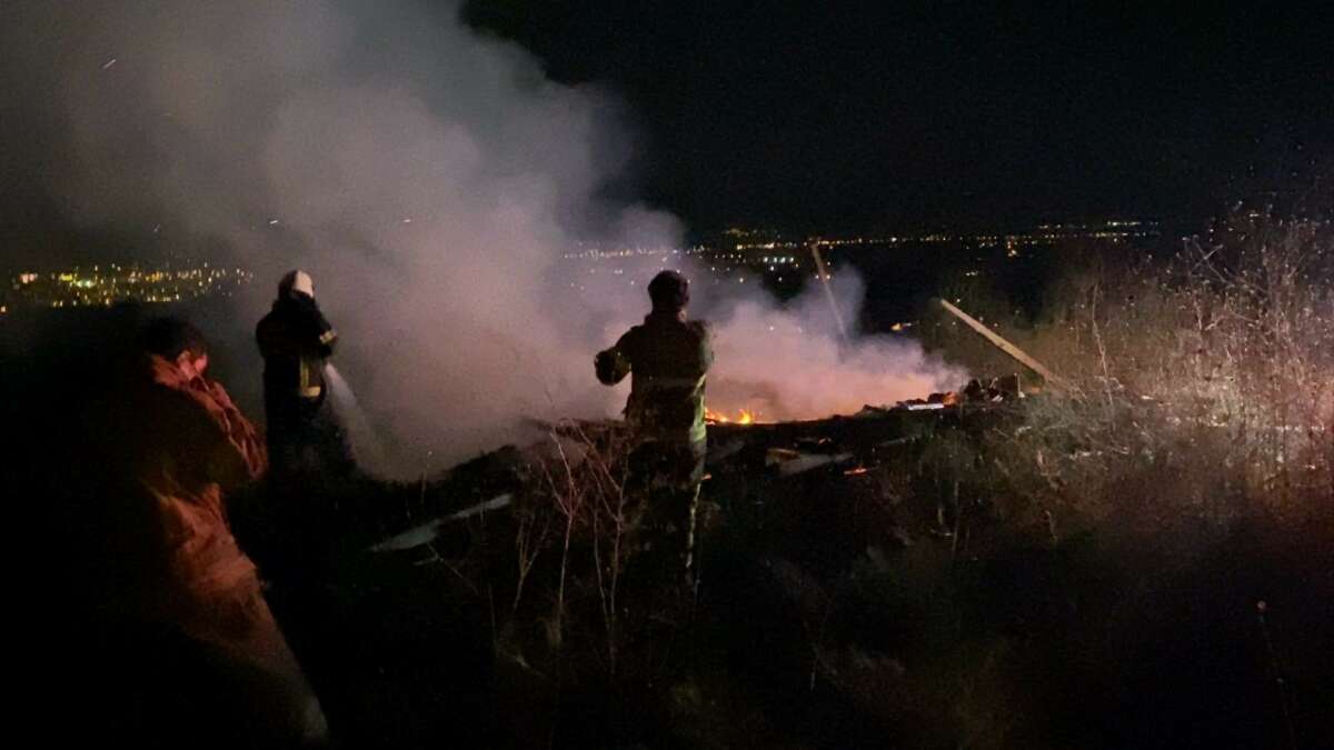 Bursa’da tarlada çıkan yangın 2 barakayı küle çevirdi