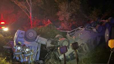 Bursa’da tır şarampole yuvarlandı: 2 yaralı