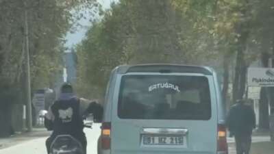 Bursa’da trafikte tehlikeli anlar kamerada: Sohbet etmek için seyir halindeki araca yaslandı