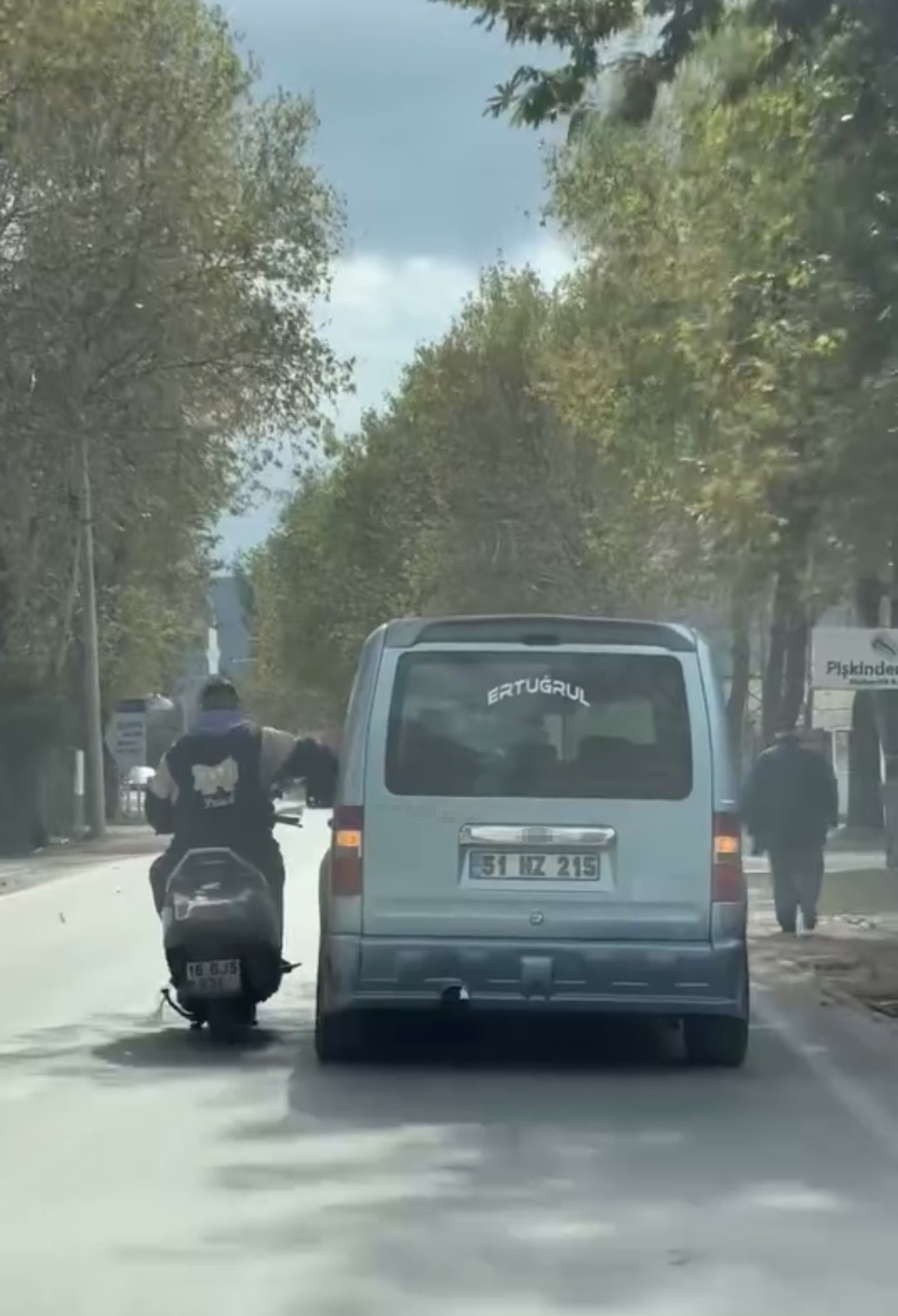 Bursa’da trafikte tehlikeli anlar kamerada: Sohbet etmek için seyir halindeki araca yaslandı
