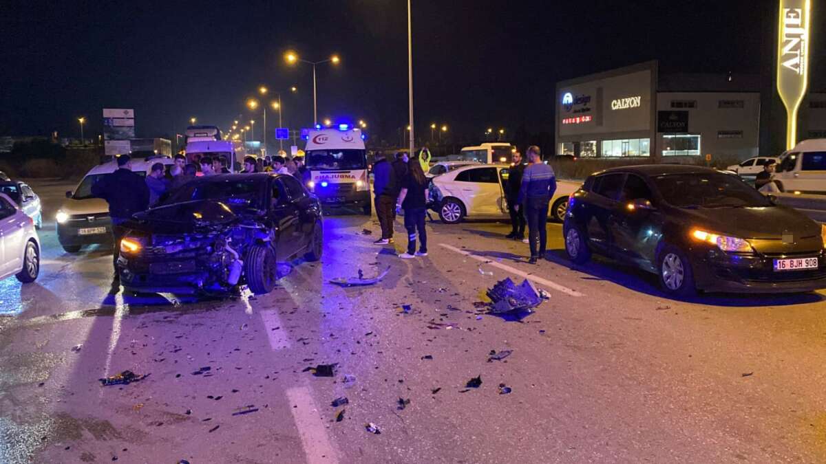 Bursa’da zincirleme kaza: 5 araç birbirine girdi, 3 kişi yaralandı
