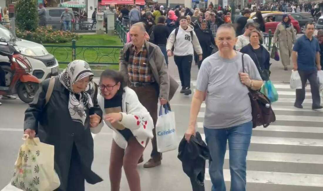 Bursalılar lodos yüzünden ayakta durmakta zorlandı Bursa'da sabah saatlerinden beri