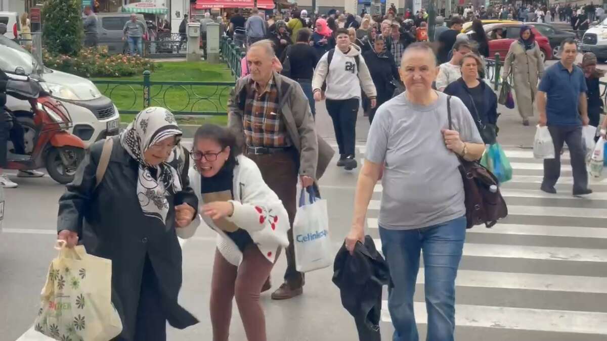 Bursalılar lodos yüzünden ayakta durmakta zorlandı