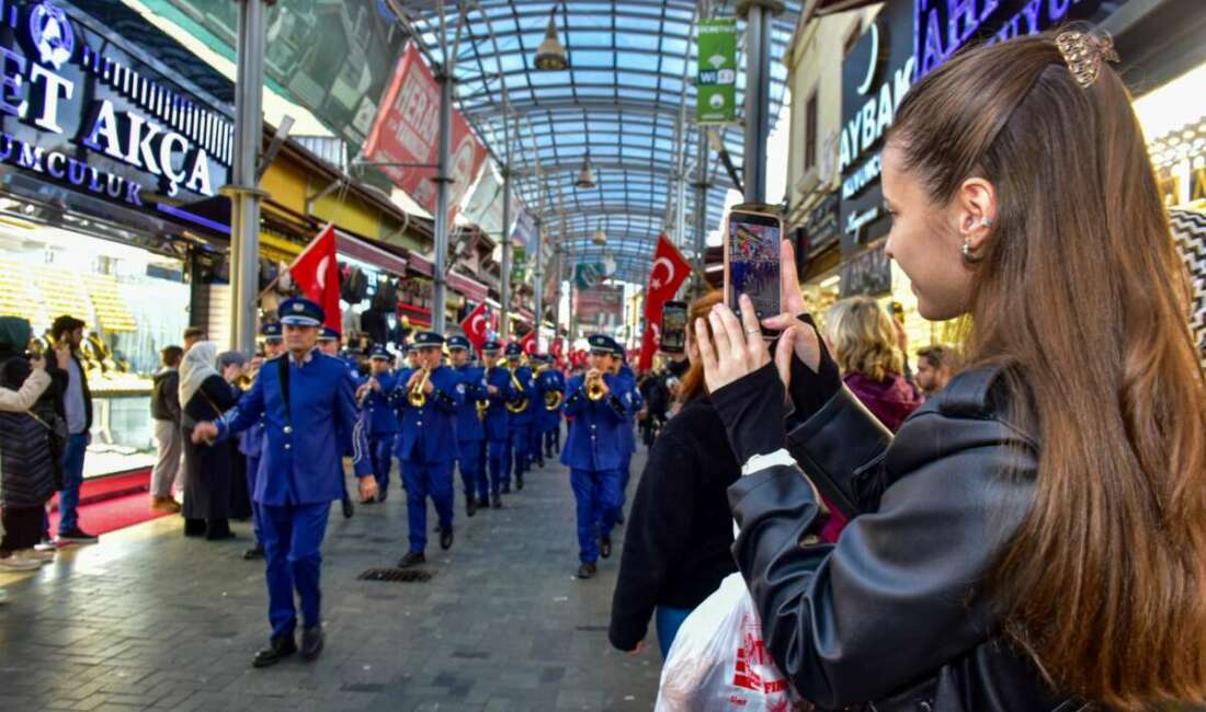 Bursa Büyükşehir Bandosu’ndan Hanlar Bölgesi’nde mini konser Bursa Büyükşehir Belediyesi Bandosu,