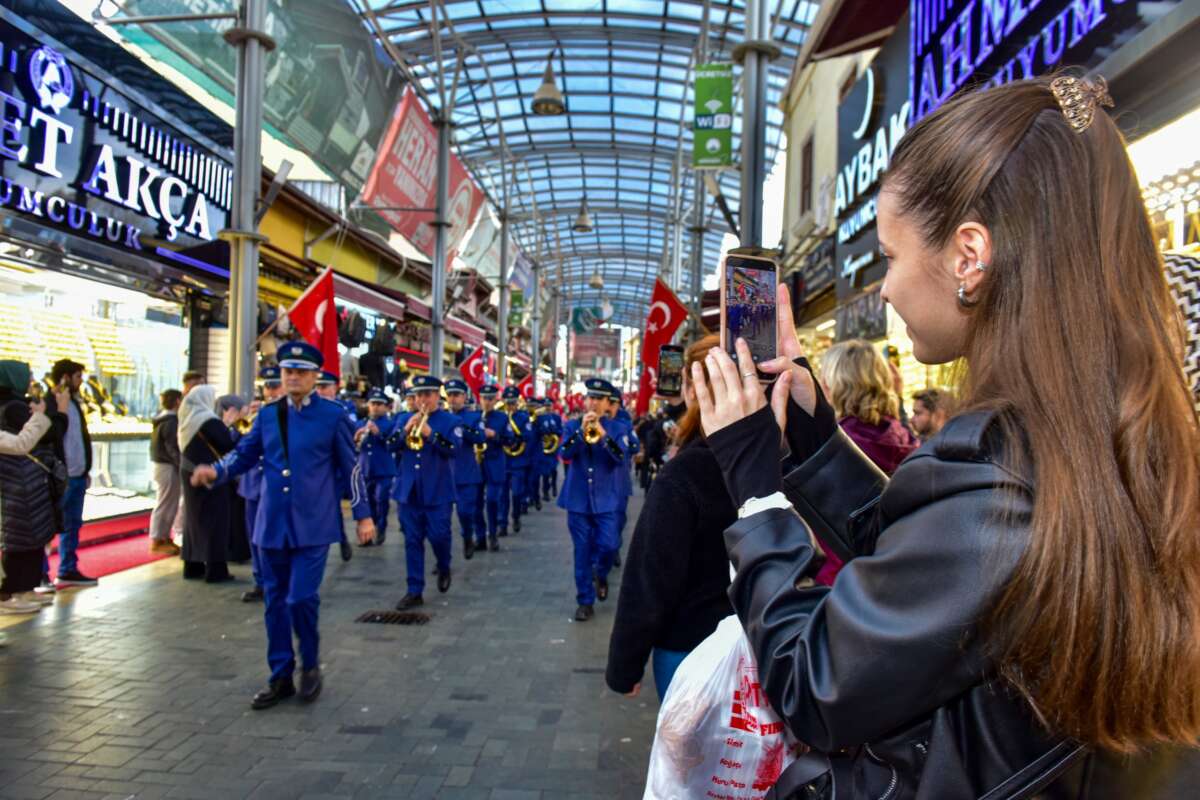 Bursa Büyükşehir Bandosu’ndan Hanlar Bölgesi’nde mini konser