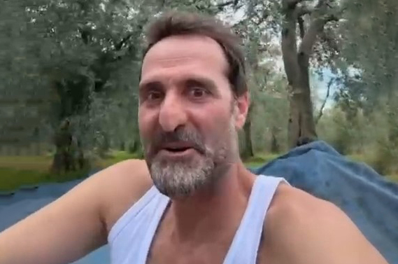 Çakallarla Dans’ın Köfte Necmi’si ilk zeytin hasadını yaptı