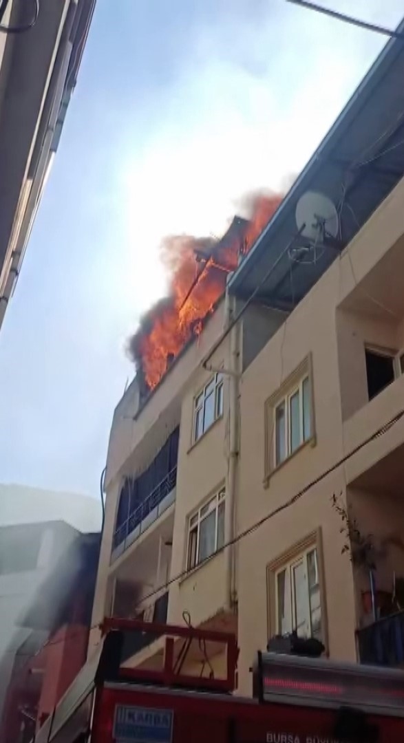 Çatı katında çıkan yangın paniğe neden oldu