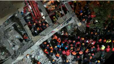 Enkaz altından kahreden haber: Anne ve baba yaşamını yitirdi