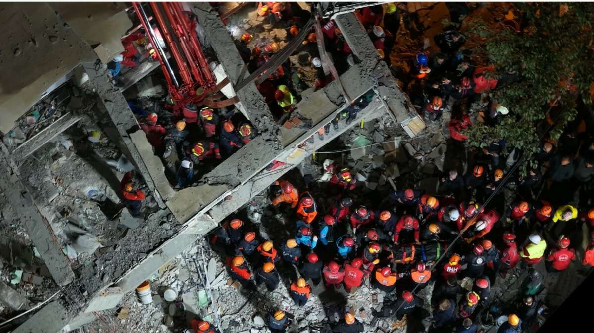Enkaz altından kahreden haber: Anne ve baba yaşamını yitirdi