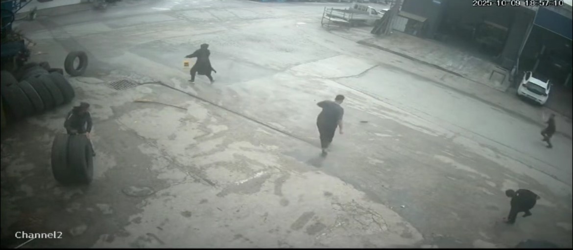 Fareyi süpürgeyle kovaladı, arkadaşı şut atar gibi tekme attı