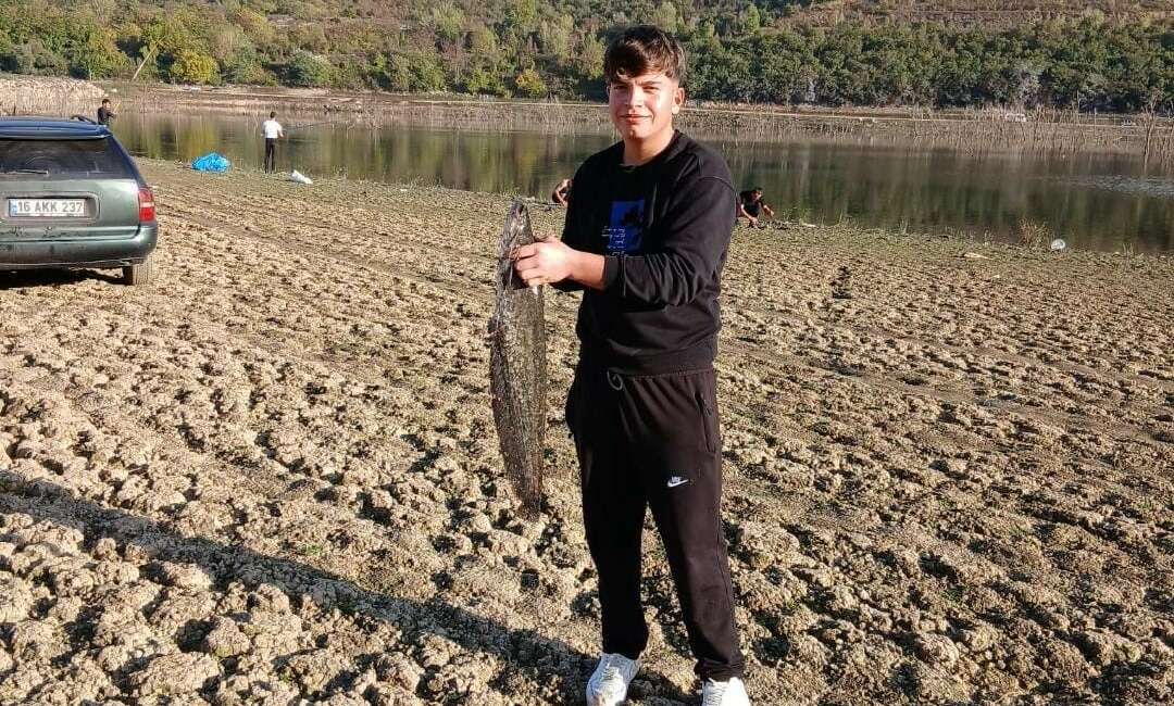 Göldeki kuraklık olta balıkçılarına yaradı Bursa’nın İnegöl ilçesindeki Boğazköy