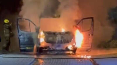 Gözleri önünde minibüs alev alev yandı