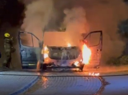 Gözleri önünde minibüs alev alev yandı