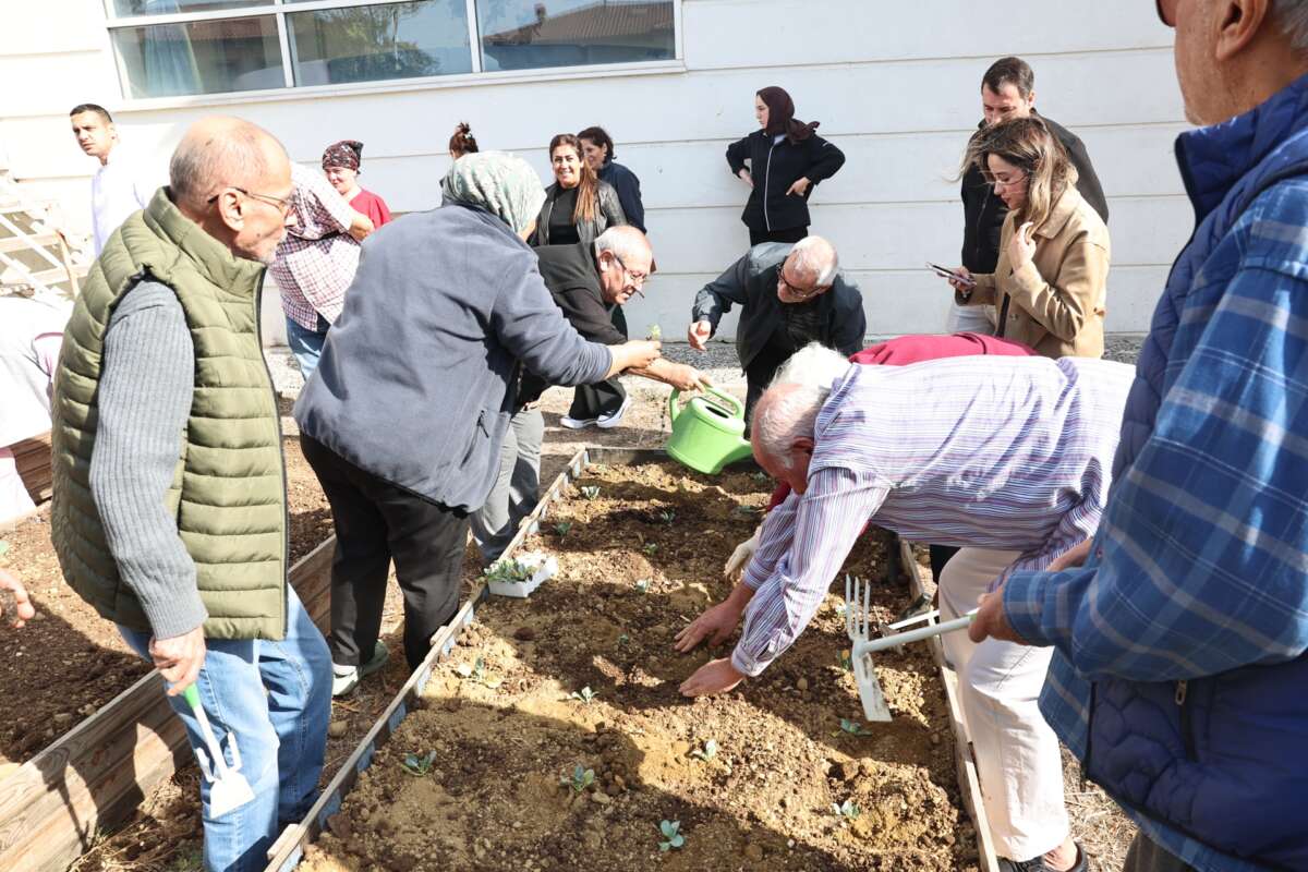 Nilüfer’de yaşlıların ellerinden toprağa can suyu