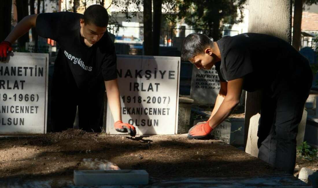Hergün onlarca mezar temizleyerek fenomen oldular Bursa'nın Karacabey ilçesinde 4