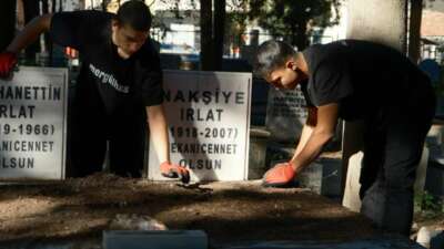 Hergün onlarca mezar temizleyerek fenomen oldular