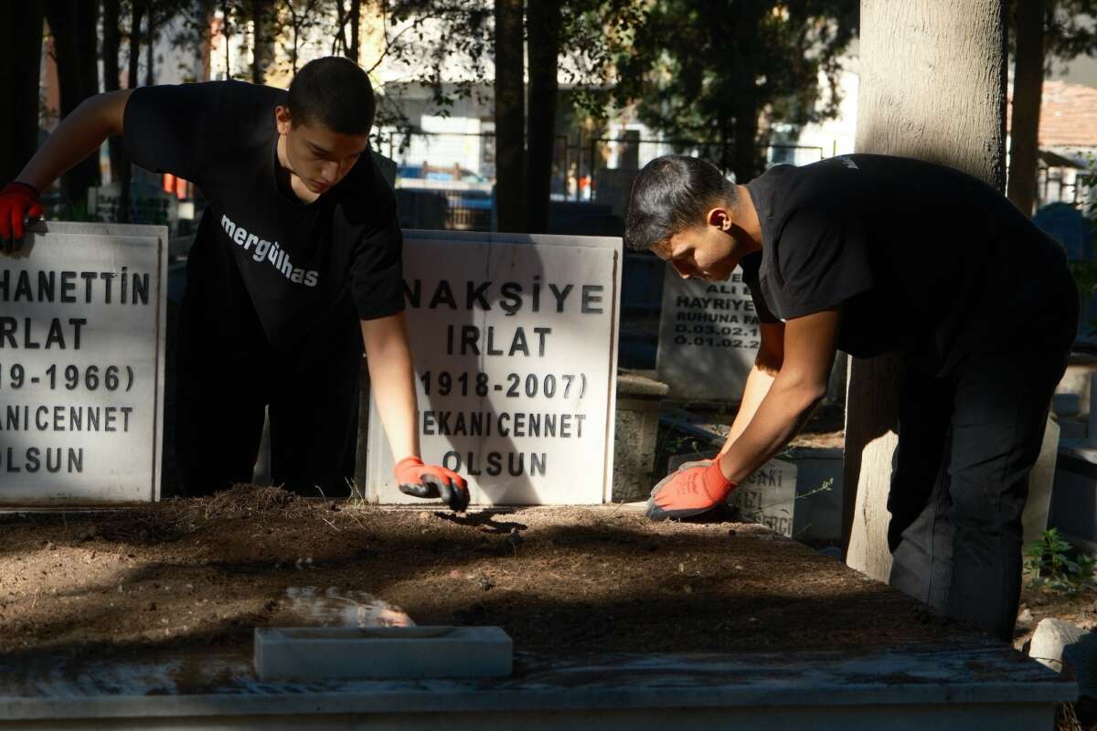 Hergün onlarca mezar temizleyerek fenomen oldular