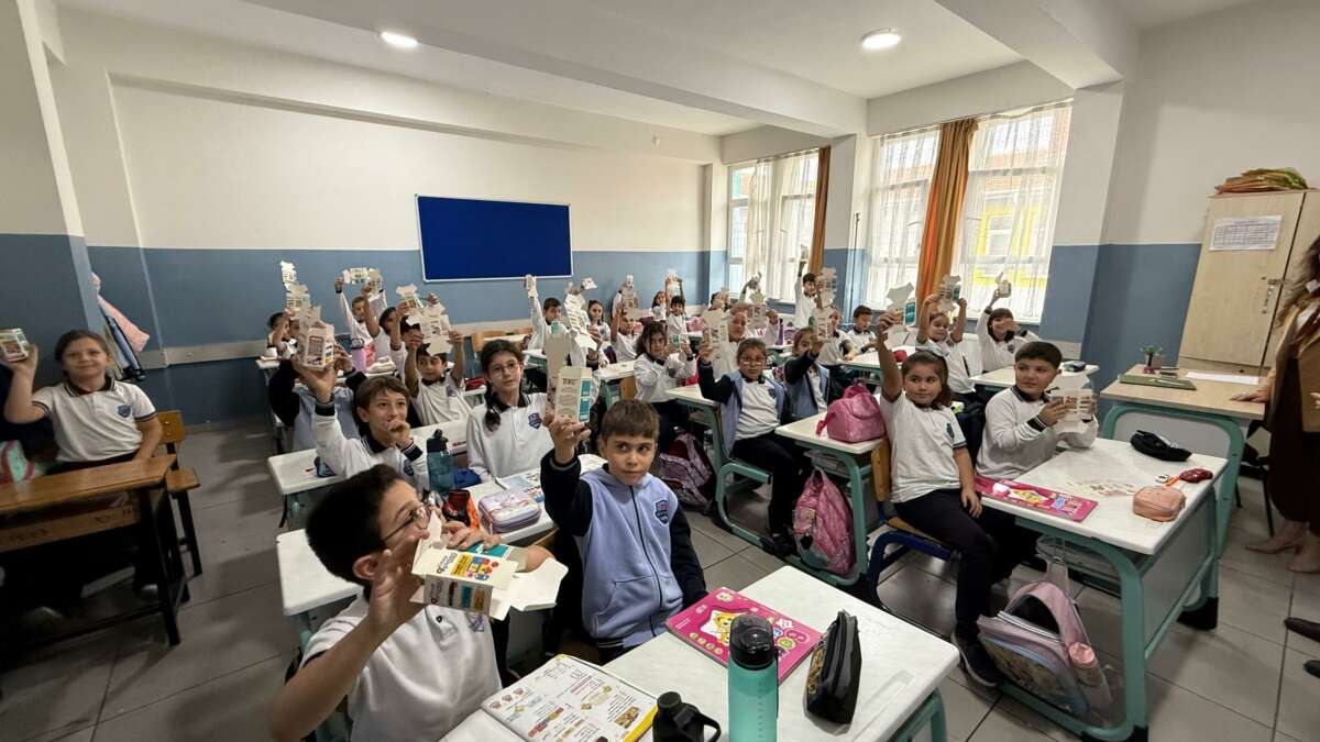 İnegöl’de Kitap Fuarı’nın habercisi kumbaralar öğrencilere dağıtıldı