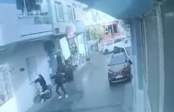 İzin günündeki bekçi, polisten kaçan şüpheliyi uçarak yakaladı Bursa'nın Hacivat Mahallesi'nde yaşanan