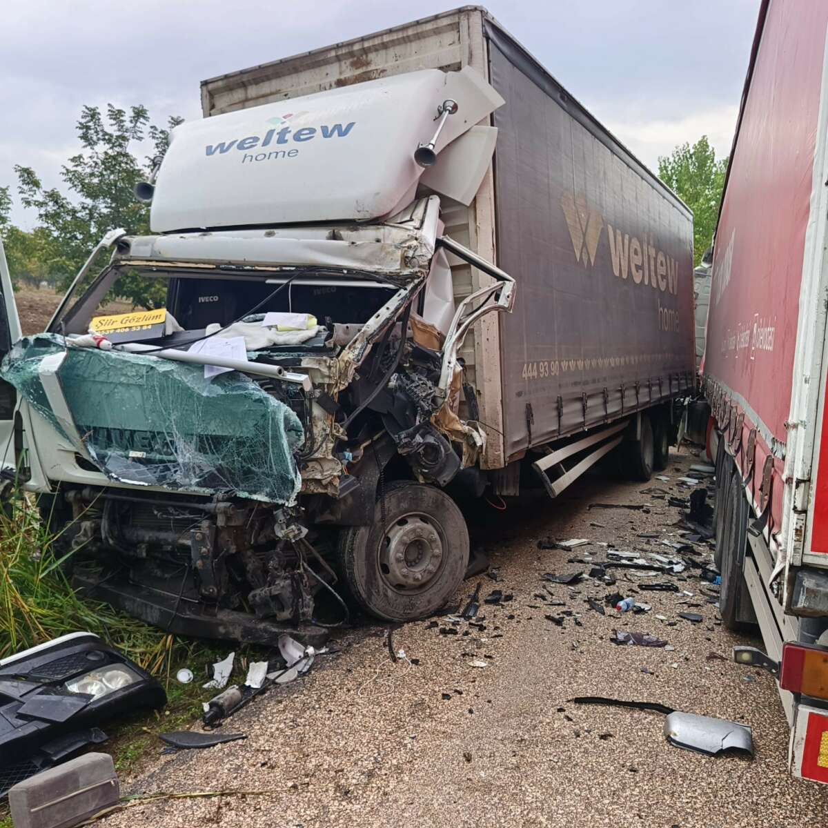 Kamyonlar kafa kafaya çarpıştı