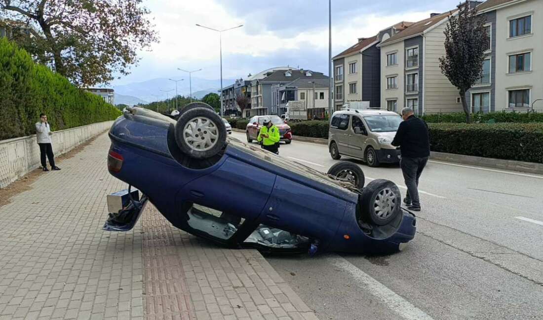 Bursa’da Kaza yapan otomobil takla atarak ters durdu: 1 yaralı Bursa'nın İnegöl ilçesinde meydana