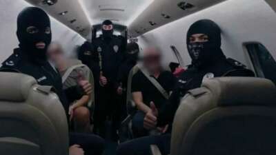 Kırmızı bültenle aranan iki suçlu Türkiye’ye getirildi