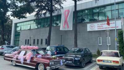 Klasik otomobil ile meme kanserine dikkat çekti