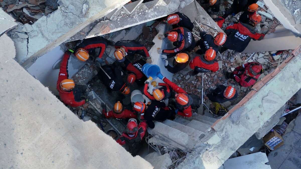 Kocaeli’de 7 katlı bina çöktü: 1 Kişinin cansız bedenine ulaşıldı