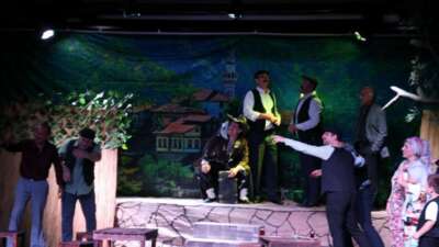 İnegöl’de “Komşu köyün delisi” yeni sezon da kapalı gişe başladı