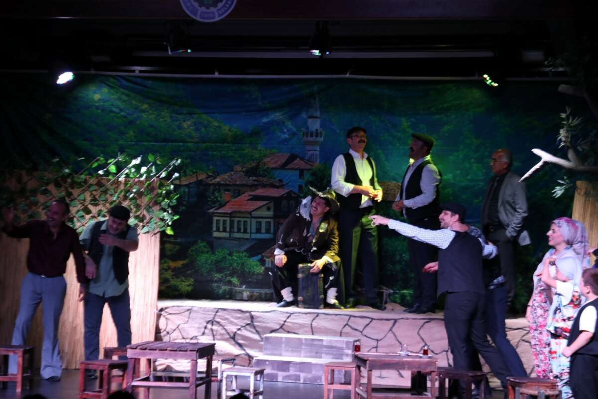 İnegöl’de “Komşu köyün delisi” yeni sezon da kapalı gişe başladı