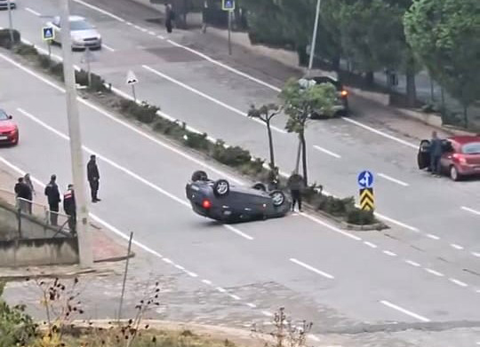Kontrolden çıkan otomobil takla attı