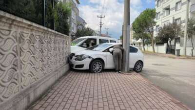 Köşede çarpıştılar, site duvarında durdular