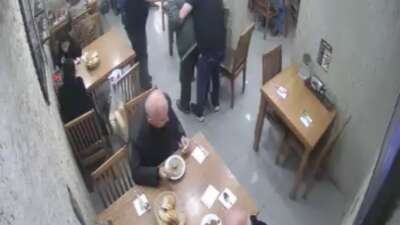 Lokantada Heimlich manevrasıyla müşterinin hayatını kurtardı