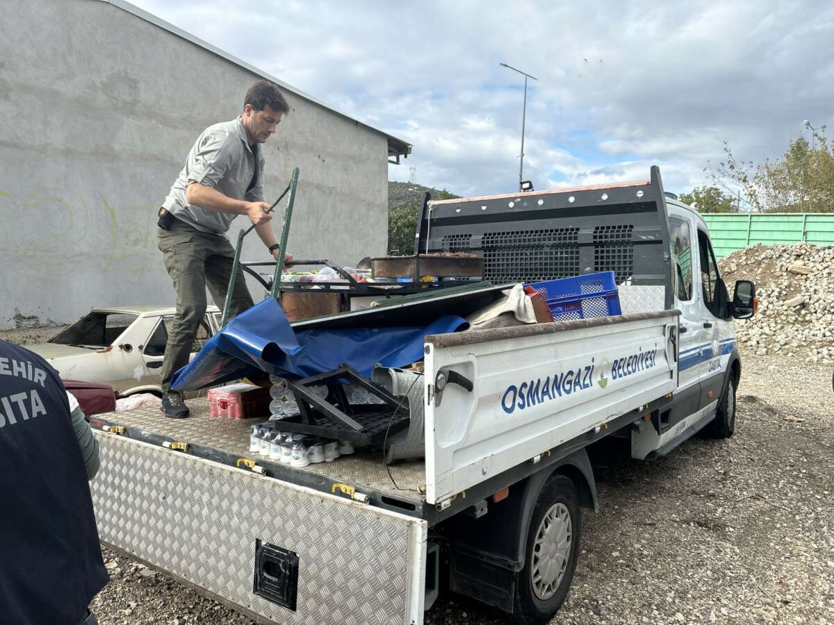 Maç öncesi seyyar satıcılara ortak denetim: Malzemelere el konuldu