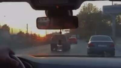 Makas atarak trafiği tehlikeye attı, o anları kayda aldırıp paylaştı