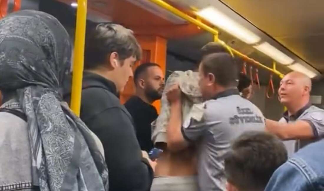 Bursa'da metroda iki yolcu