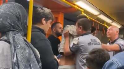 Metroda yaka paça kavga çıktı, güvenlik araya zor girdi