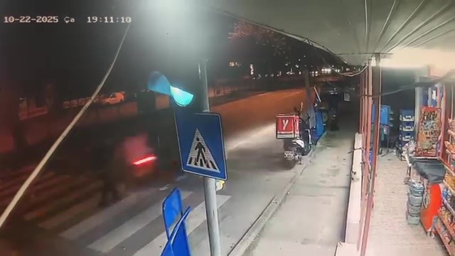 Motosikletin çarptığı adamın yanından böyle geçtiler… Bursa'da kendisine kırmızı ışık