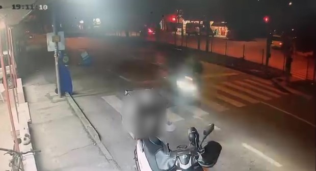 Motosikletli kuryenin çarptığı yaşlı adam kanlar içinde yere yığıldı Bursa'da kendisine kırmızı yanmasına