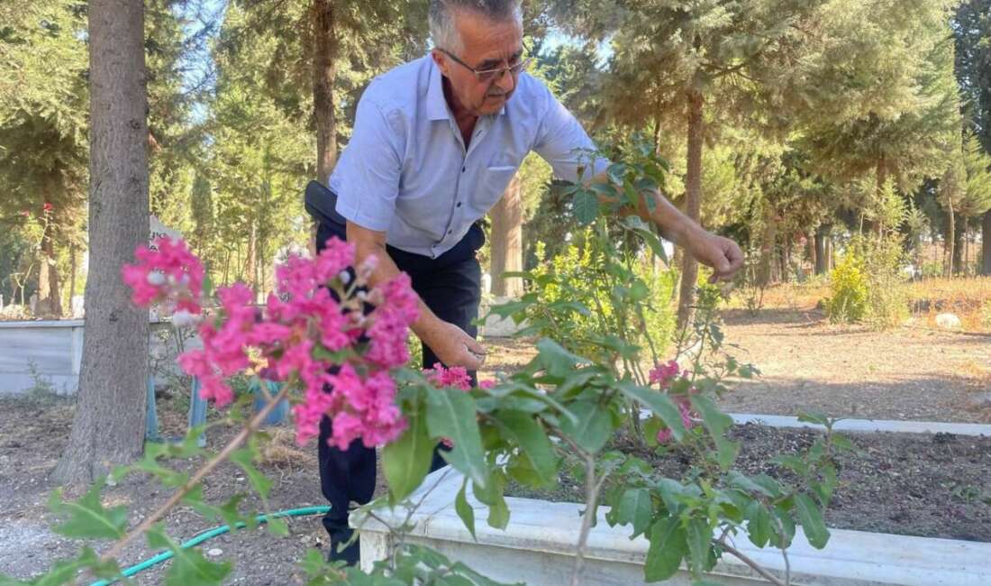 Oğlunu kaybettikten sonra ömrünü adadığı mezarlığı adeta parka dönüştürdü Bursa'nın Mustafakemalpaşa ilçesinin kırsal