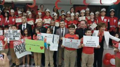 Öğrenciler, Kızılay kolluklarını taktı