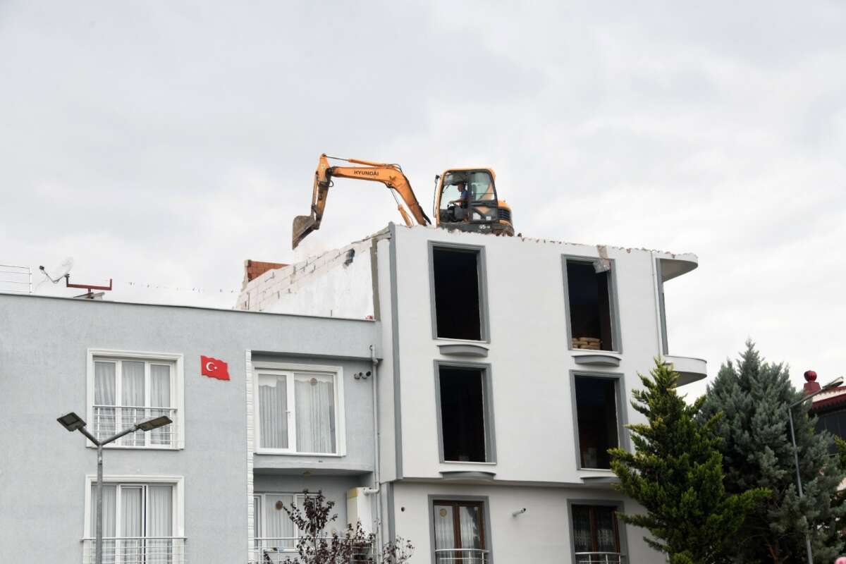 Osmangazi’de ruhsatsız katlara anında müdahale