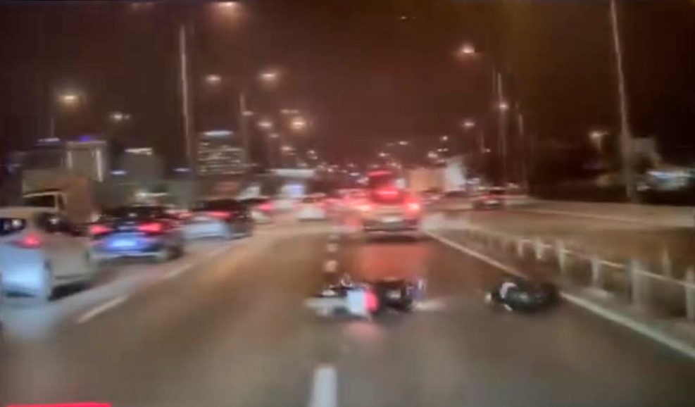 Otomobilin çarptığı motosikletli böyle savruldu Bursa'da şerit değiştiren otomobil,