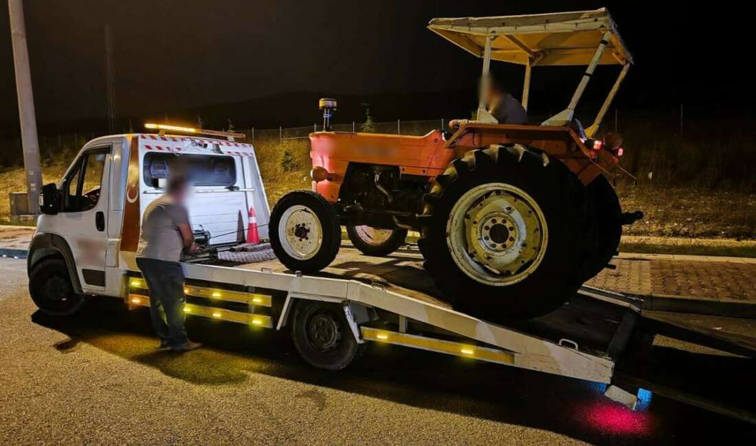 Bursa'da otoyolda traktörle seyir