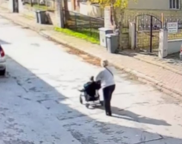 Para dolu çantayı arabanın üstünde unuttu Bursa'nın İnegöl ilçesinde bir