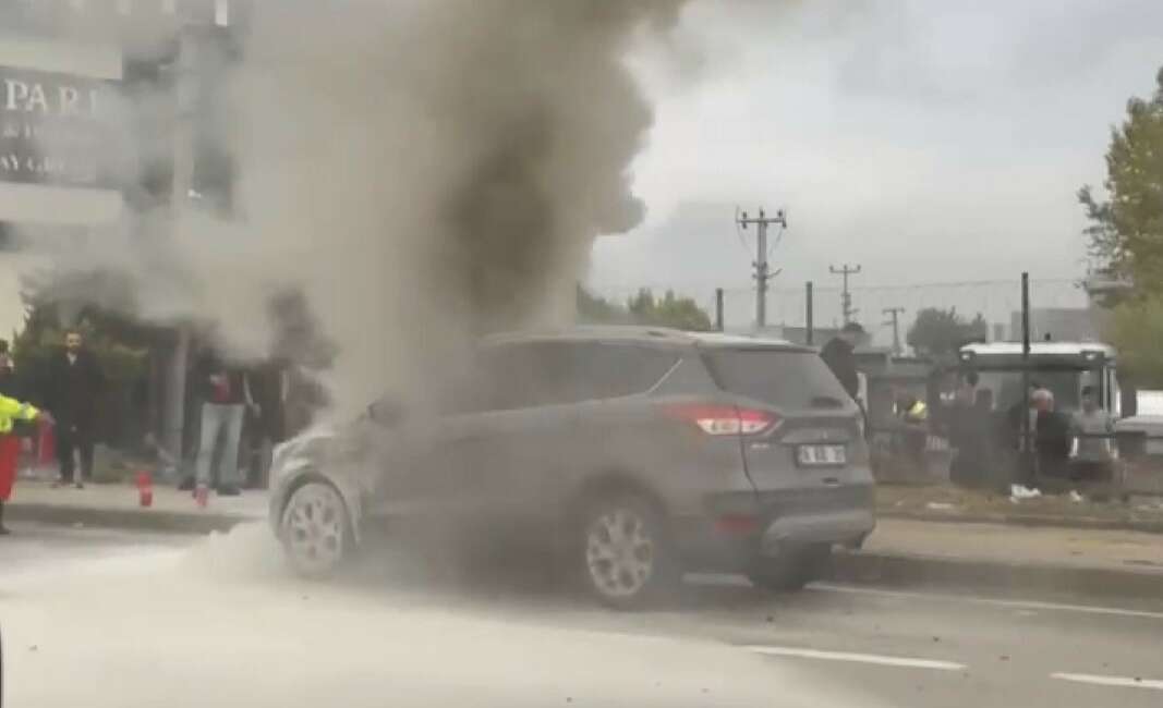 Seyir halinde alev alan otomobile polisler müdahale etti Bursa’nın Nilüfer ilçesinde seyir
